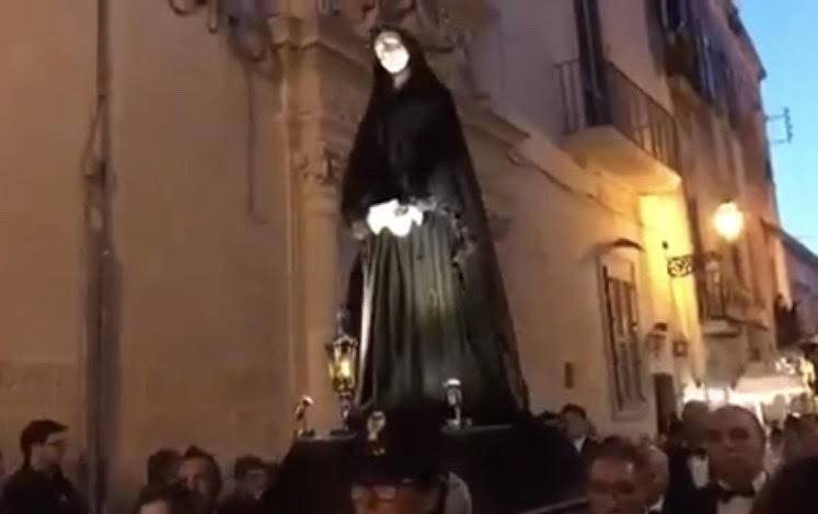 Via alla processione del Venerdì Santo presieduta dall’arcivescovo Michele Seccia