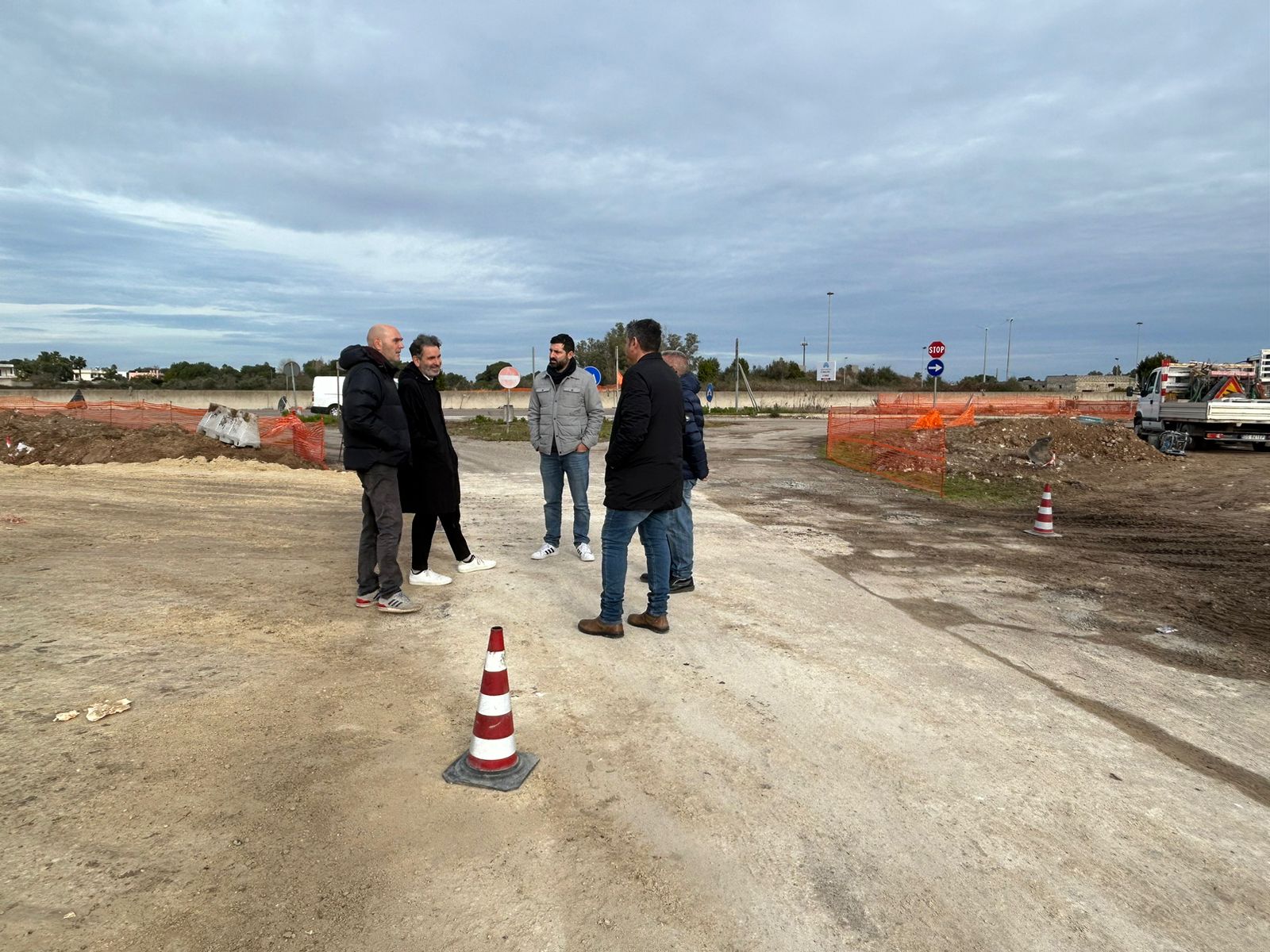 Rotatoria fra la Lecce-San Cataldo e via Cremona: partiti i lavori e sopralluogo di sindaco e assessore