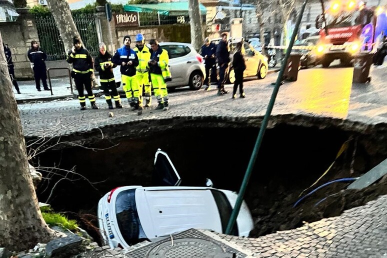 Napoli, voragine in strada al Vomero