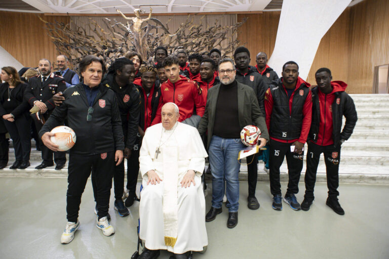 Sport, accoglienza, integrazione e cultura: ASD Rinascita Refugees incontra Papa Francesco