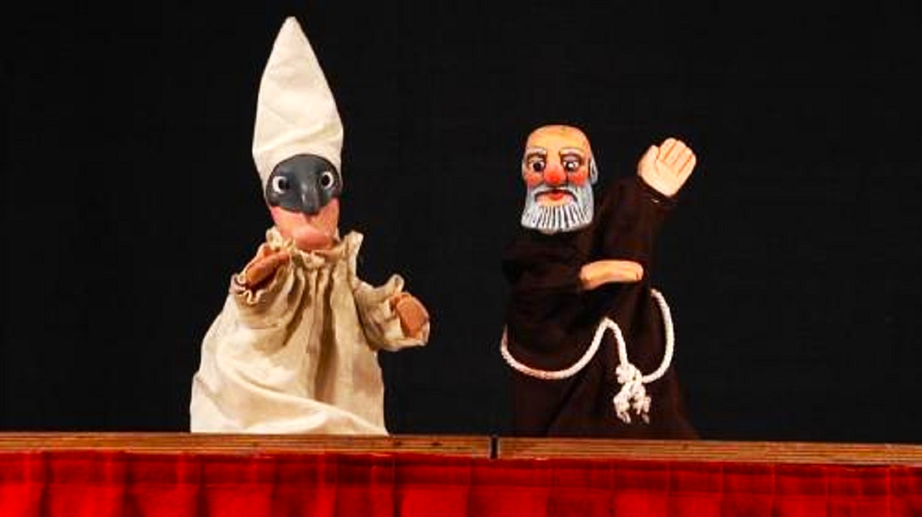 “L’opera di Pulcinella”, la maschera partenopea rivive in uno spettacolo di burattini