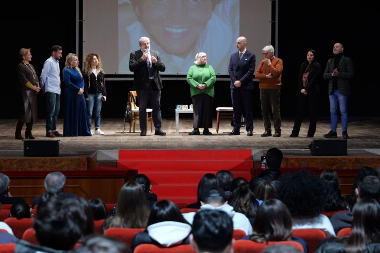 Brindisi, Emiliano al Teatro Verdi per il progetto “Il Dono a Scuola”: “La cultura della donazione degli organi va diffusa”