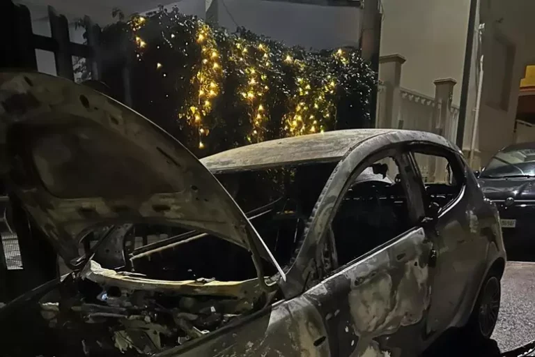 Novoli: incendiata auto vicesindaca, primo cittadino ‘rogo atto vile’