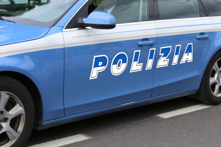 Fermato dalla polizia, viene trovato con la cocaina nell’auto. In casa anche bilancini e soldi: arrestato