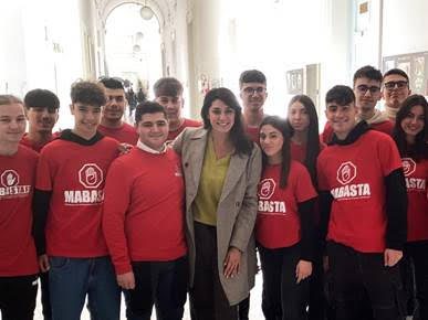 Elisa Isoardi e Linea Verde Italia  presso la scuola vincitrice del “Nobel”