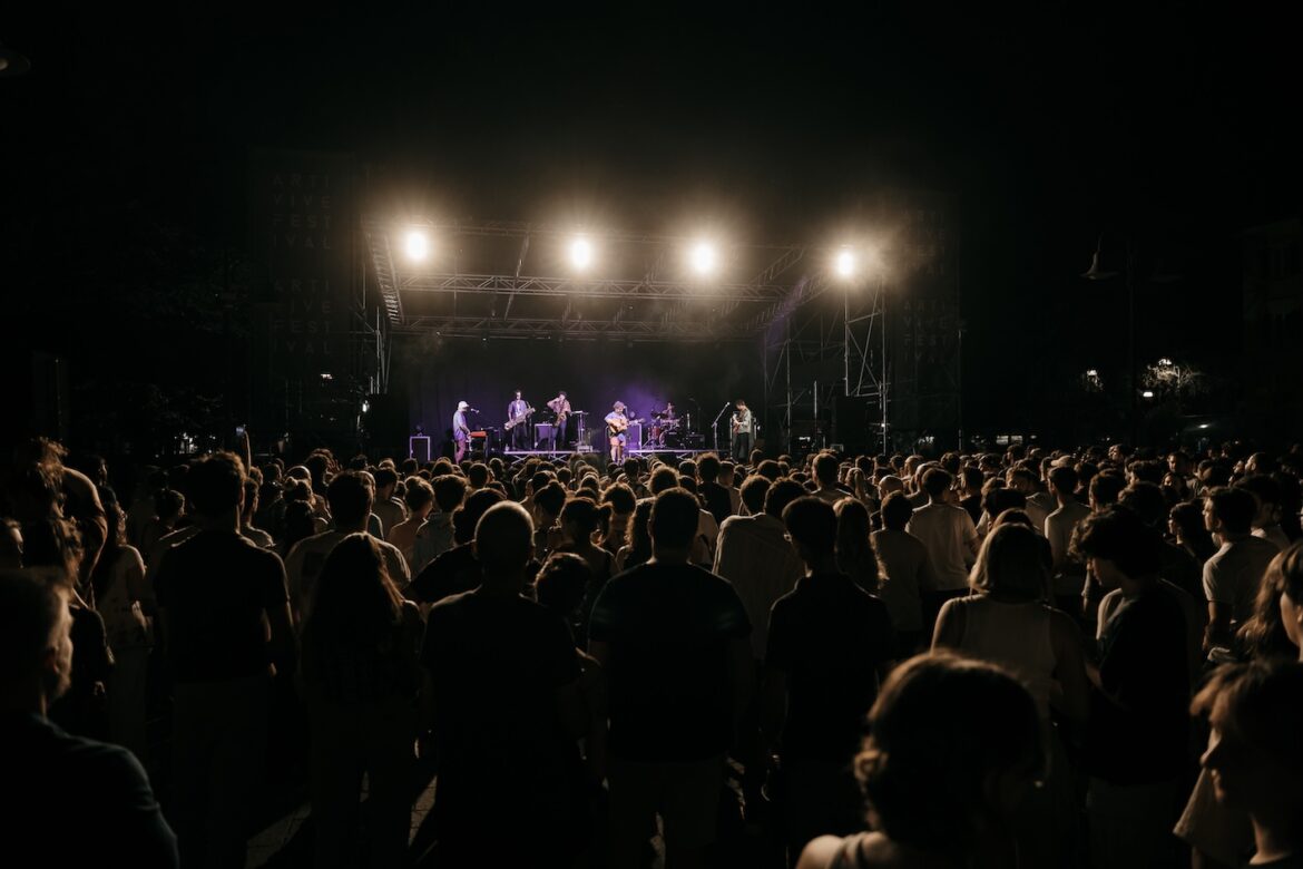 Marco Castello è il primo ospite confermato del SEI Festival di Coolclub: sabato 26 luglio il cantautore siciliano si esibirà al Castello Volante di Corigliano d’Otranto